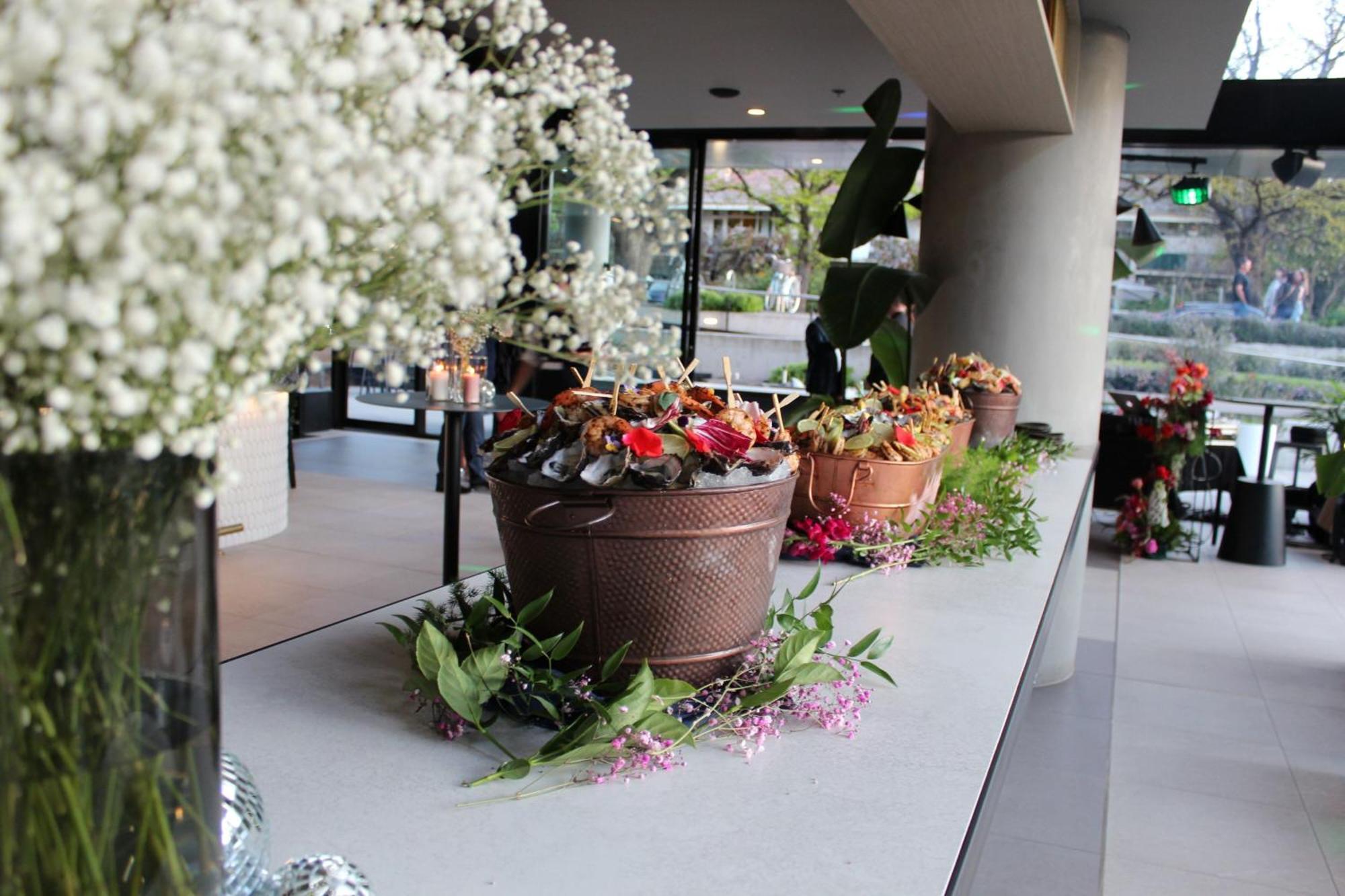 Midnight Hotel, Autograph Collection Camberra Exterior foto Flower arrangement at the entrance of the hotel