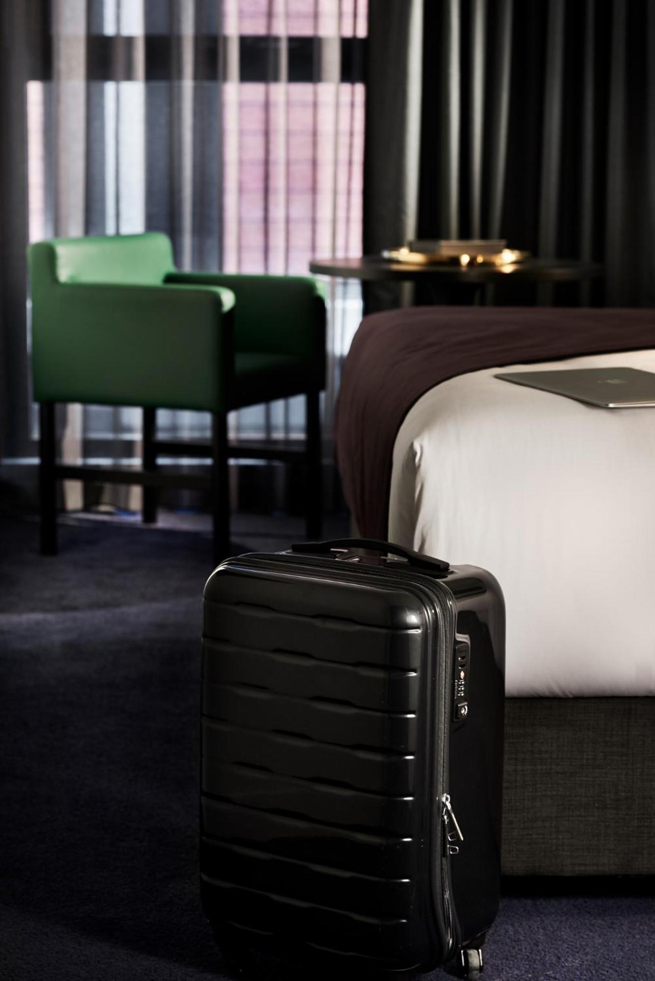 Midnight Hotel, Autograph Collection Camberra Exterior foto A suitcase