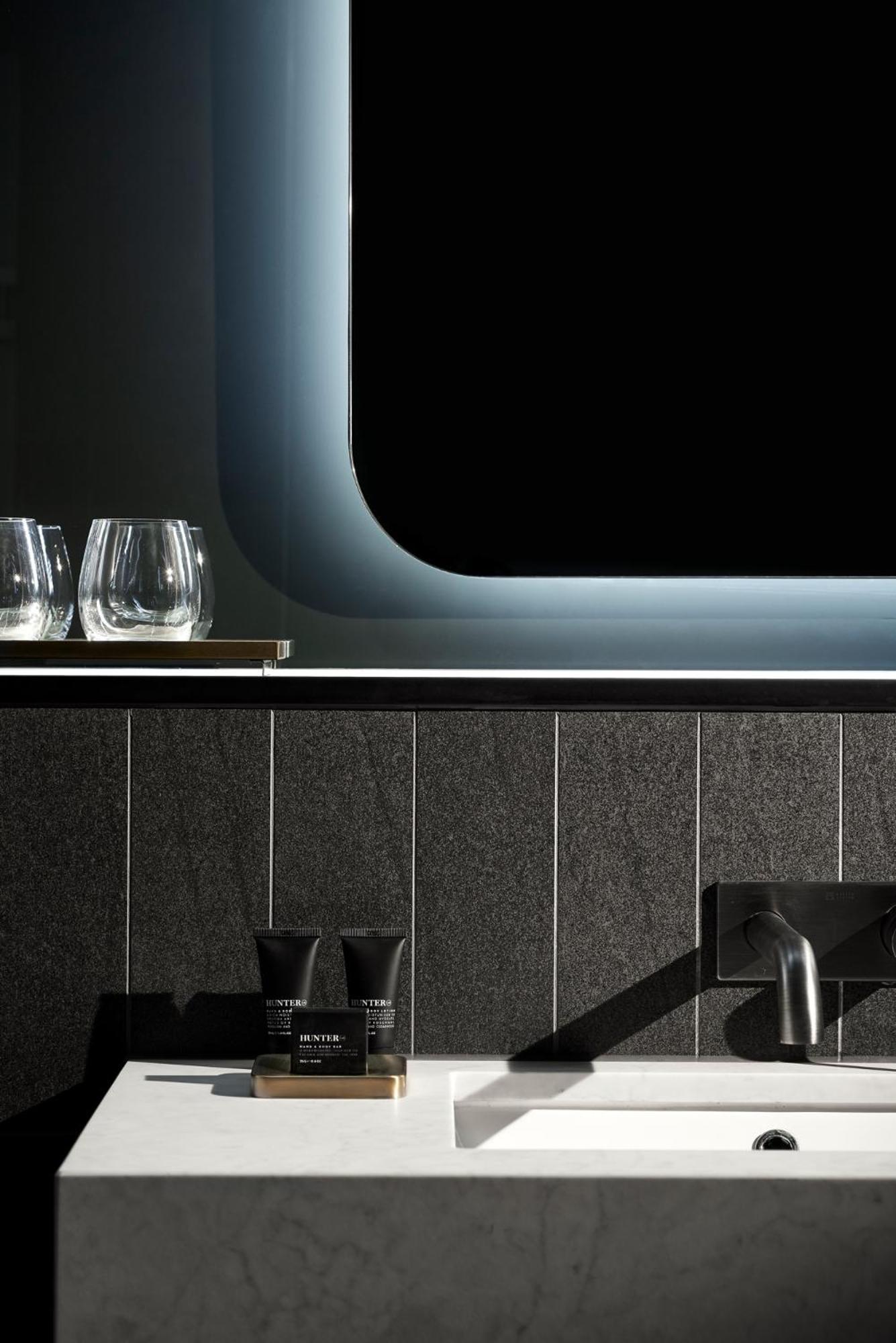 Midnight Hotel, Autograph Collection Camberra Exterior foto A kitchen with a black granite countertop